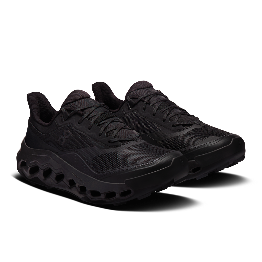 Women's waterproof running shoes black, two-quarter view with lace-up closure