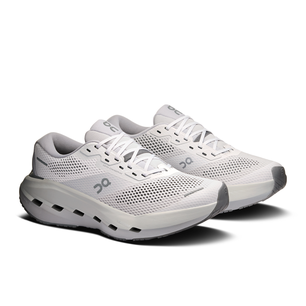 Men's lace-up running shoes with perforated mesh upper and layered cushioned sole