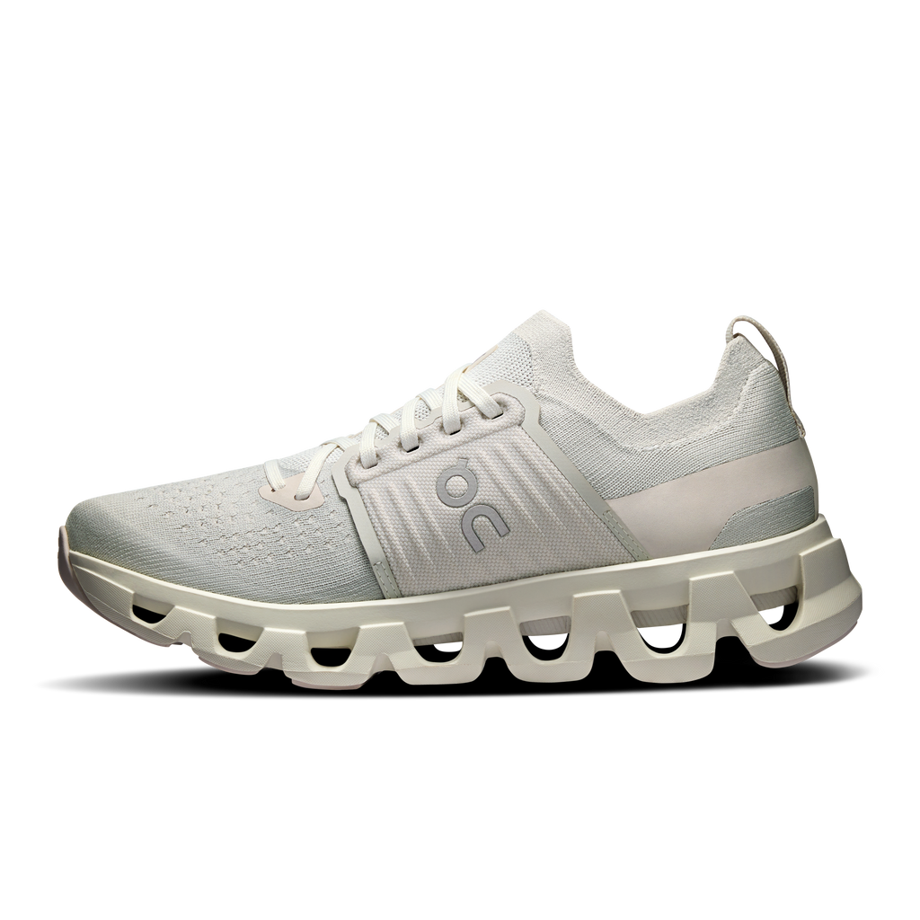 Women’s running shoe in light gray knit with white midsole and side logo detail