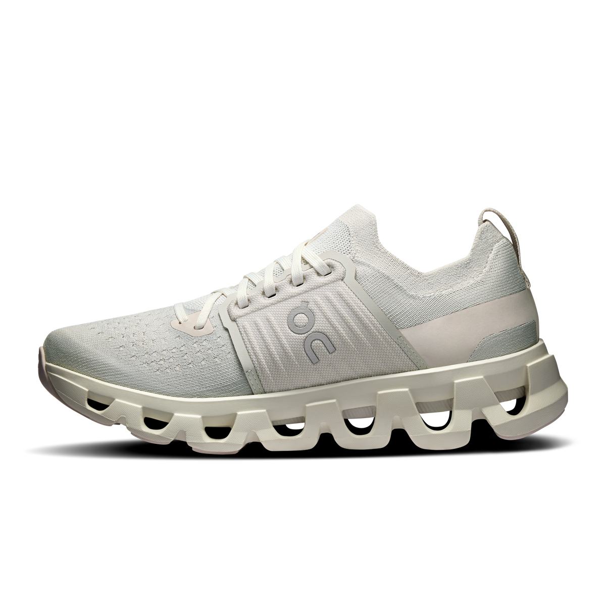Women’s running shoe in light gray knit with white midsole and side logo detail