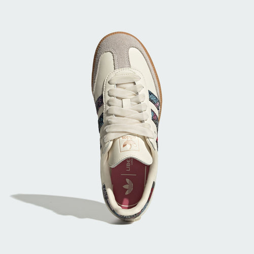 Kids' cream sneakers, front view, with lace-up closure and multicolor heel detail