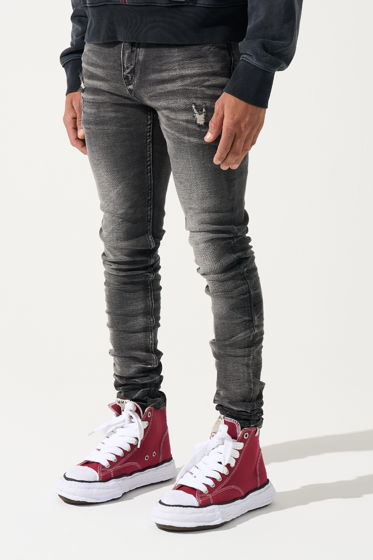 Men's slim-fit jeans in dark gray wash with knee rips and tapered leg