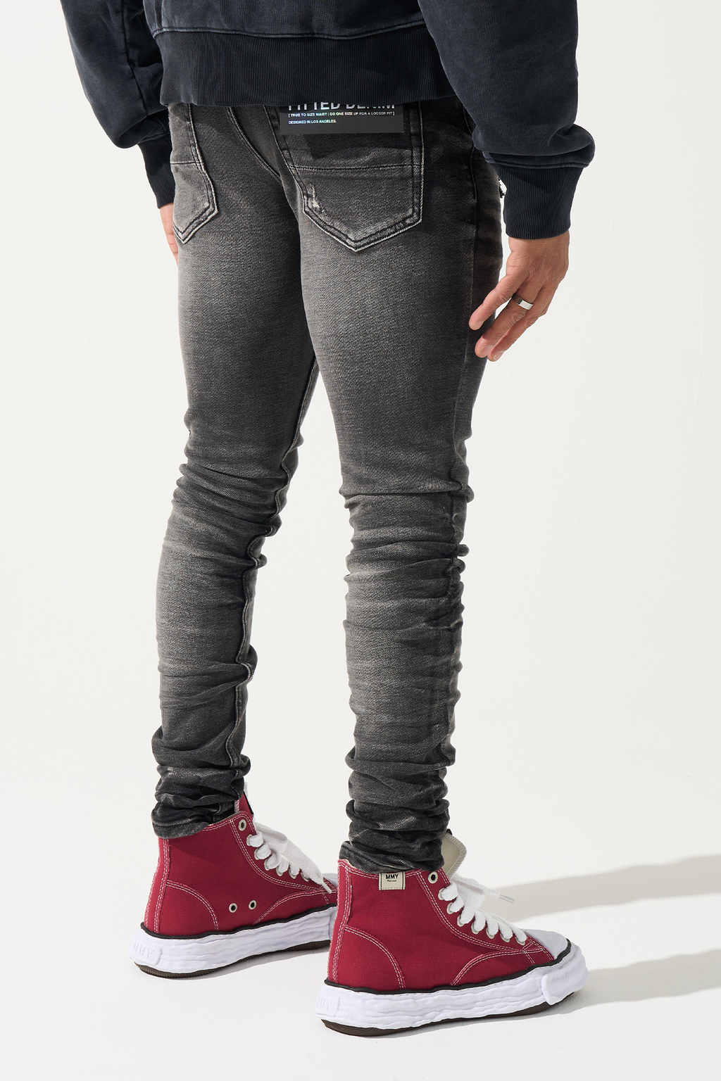 Men's slim-fit jeans in dark gray wash with back pockets and side stitching