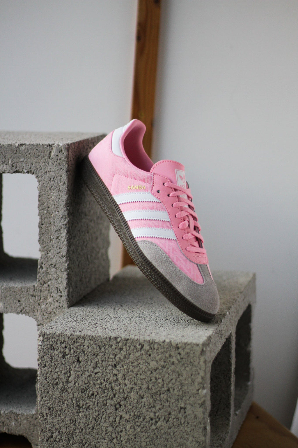 Kids' adidas Samba OG sneakers in light pink with white stripes and dark gum sole