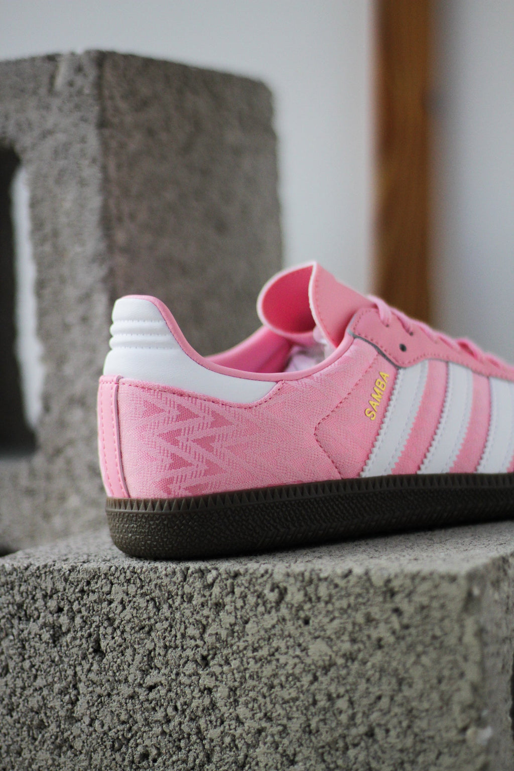 Kids' adidas Samba low-top sneakers with light pink upper, white stripes, dark rubber sole