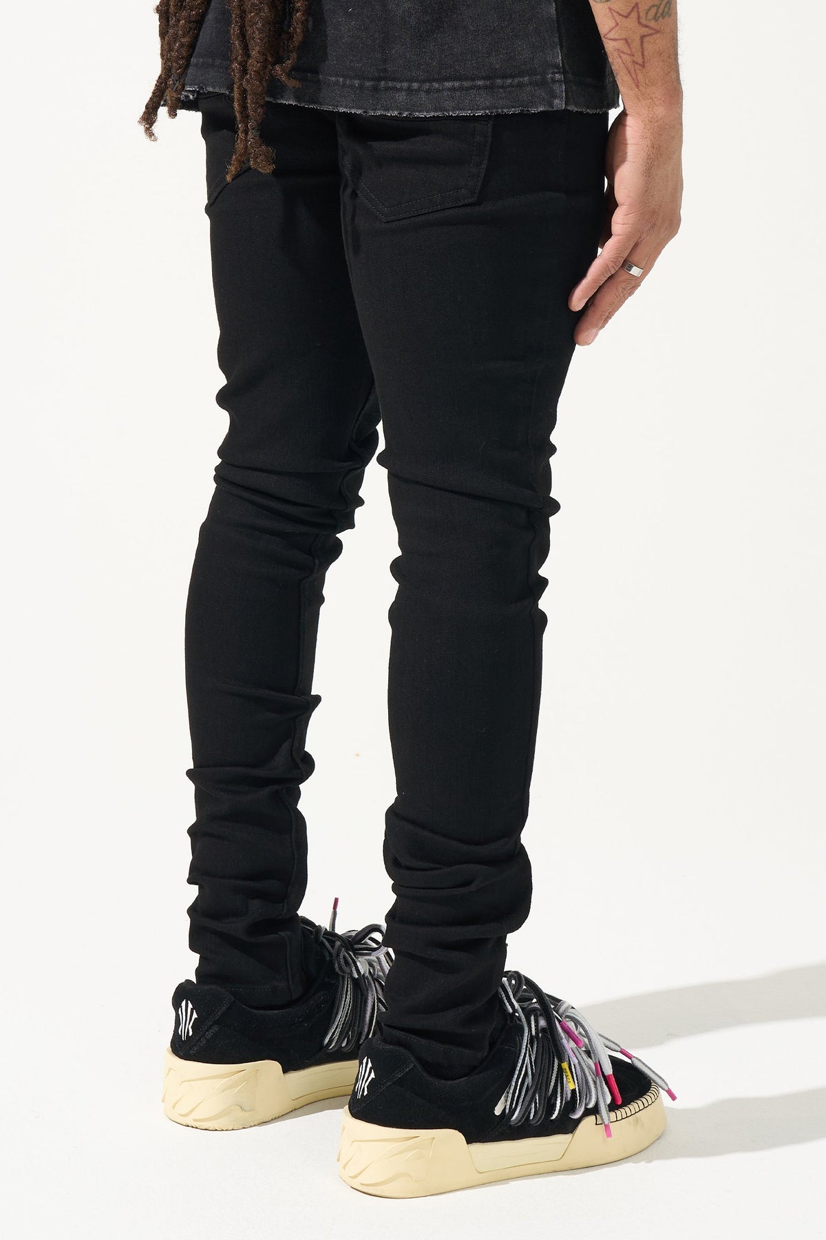 Men's black jeans with front pocket and tapered slim leg