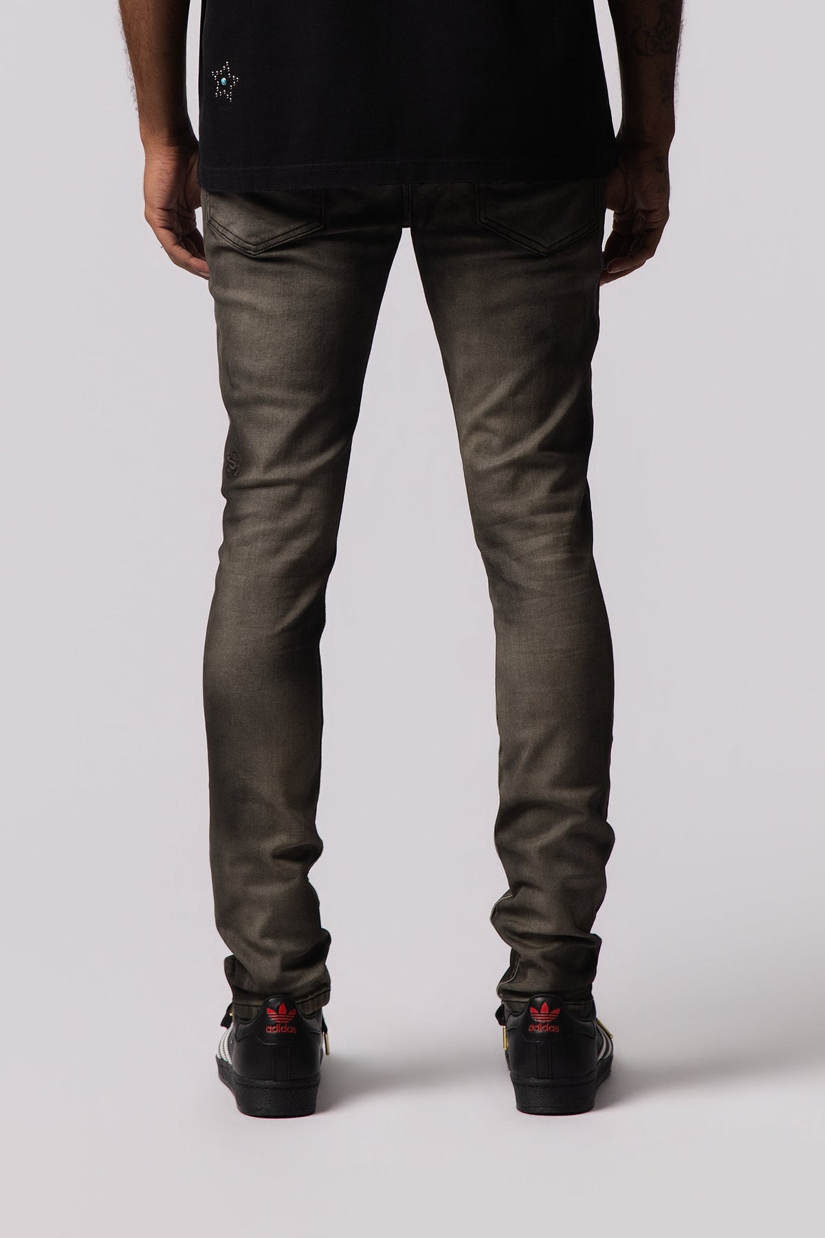Men's olive-wash jeans, straight-to-slim cut, five-pocket design.