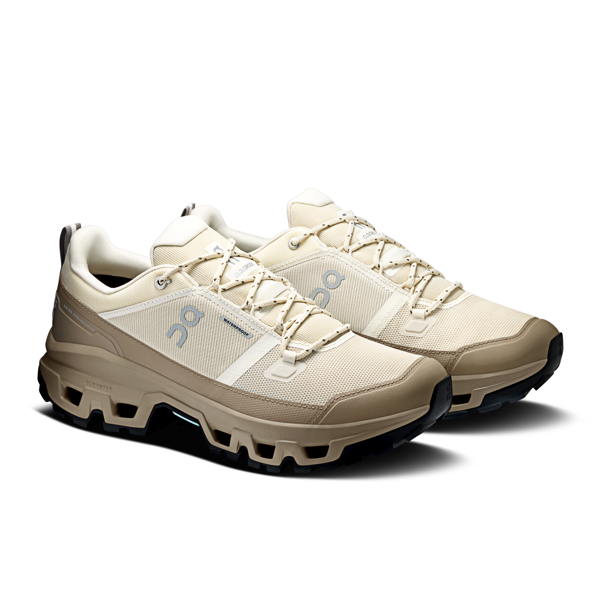 Men’s waterproof low hiking shoes, cream upper, lace-up design with chunky tread