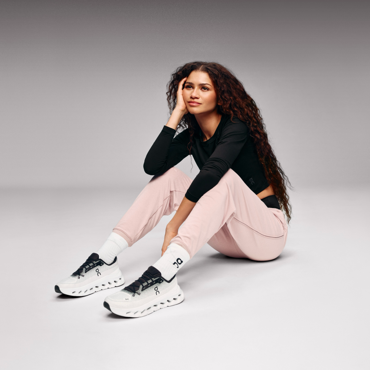 Women's Cloudtilt sneakers in black and ivory with cushioned white sole