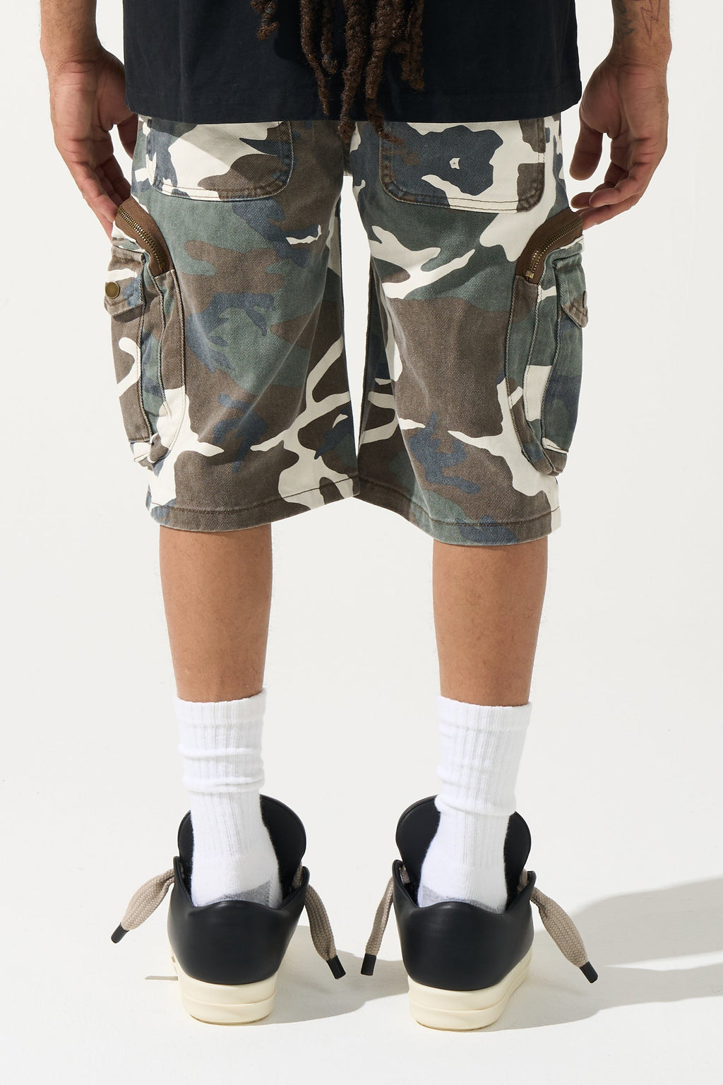 Men's camo cargo shorts, knee-length, with side cargo pockets and blue-white patches
